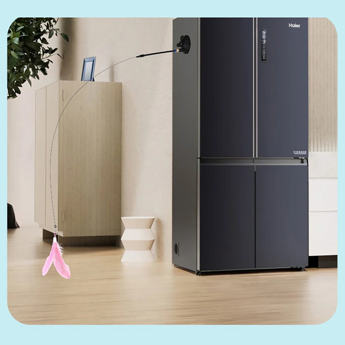 Katzenspielzeug mit Federn und Glöckchen – 80 cm langer Spielzeugstab mit Saugnapf